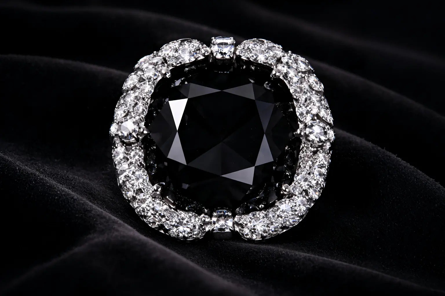 Diamant noir Black Orlov sur fond sombre et élégant